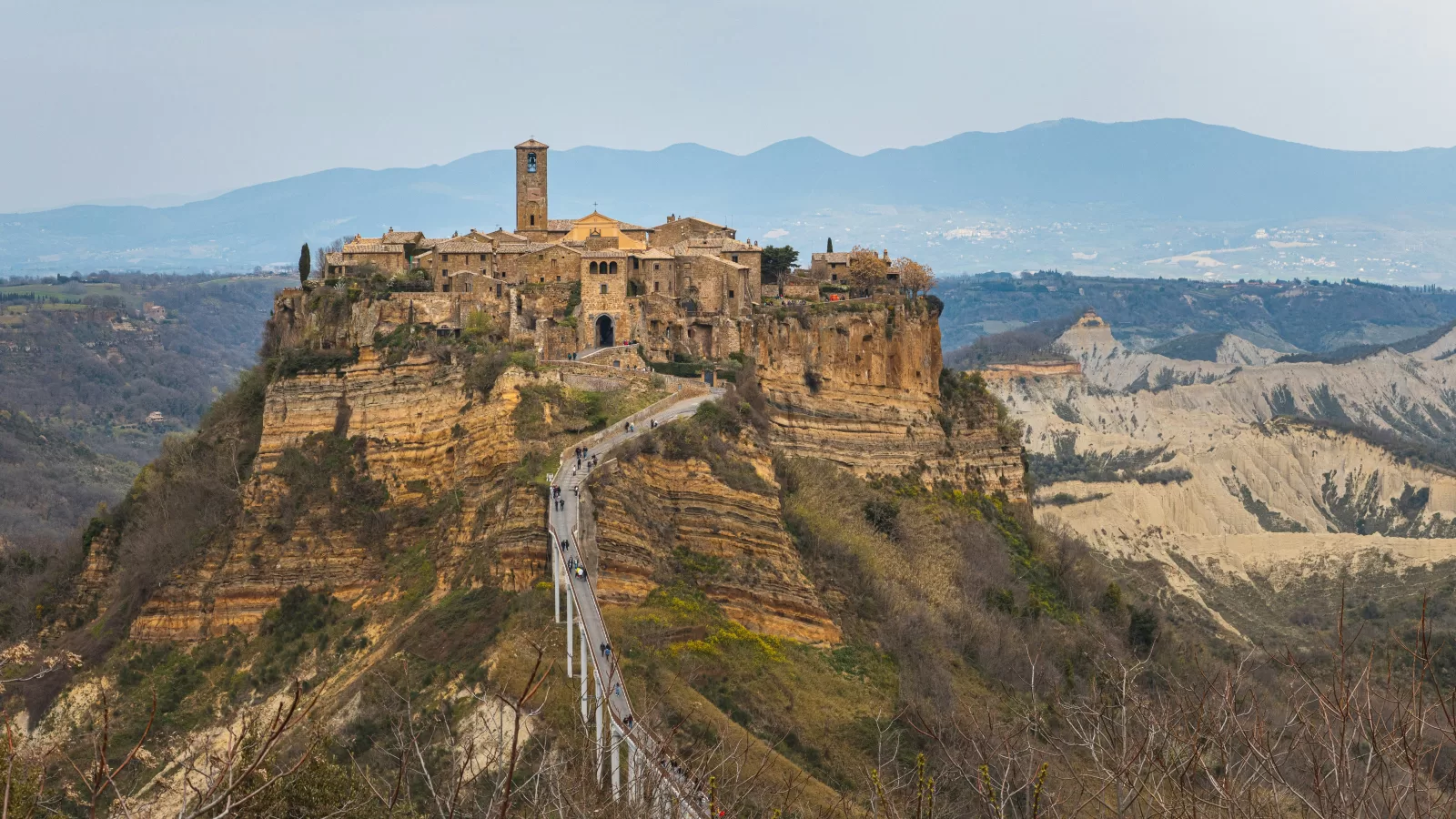 Civita di Bagnoregio ant kalvos keteros, maždaug 1 valanda 54 minutės kelio automobiliu nuo Romos Fiumicino oro uosto
