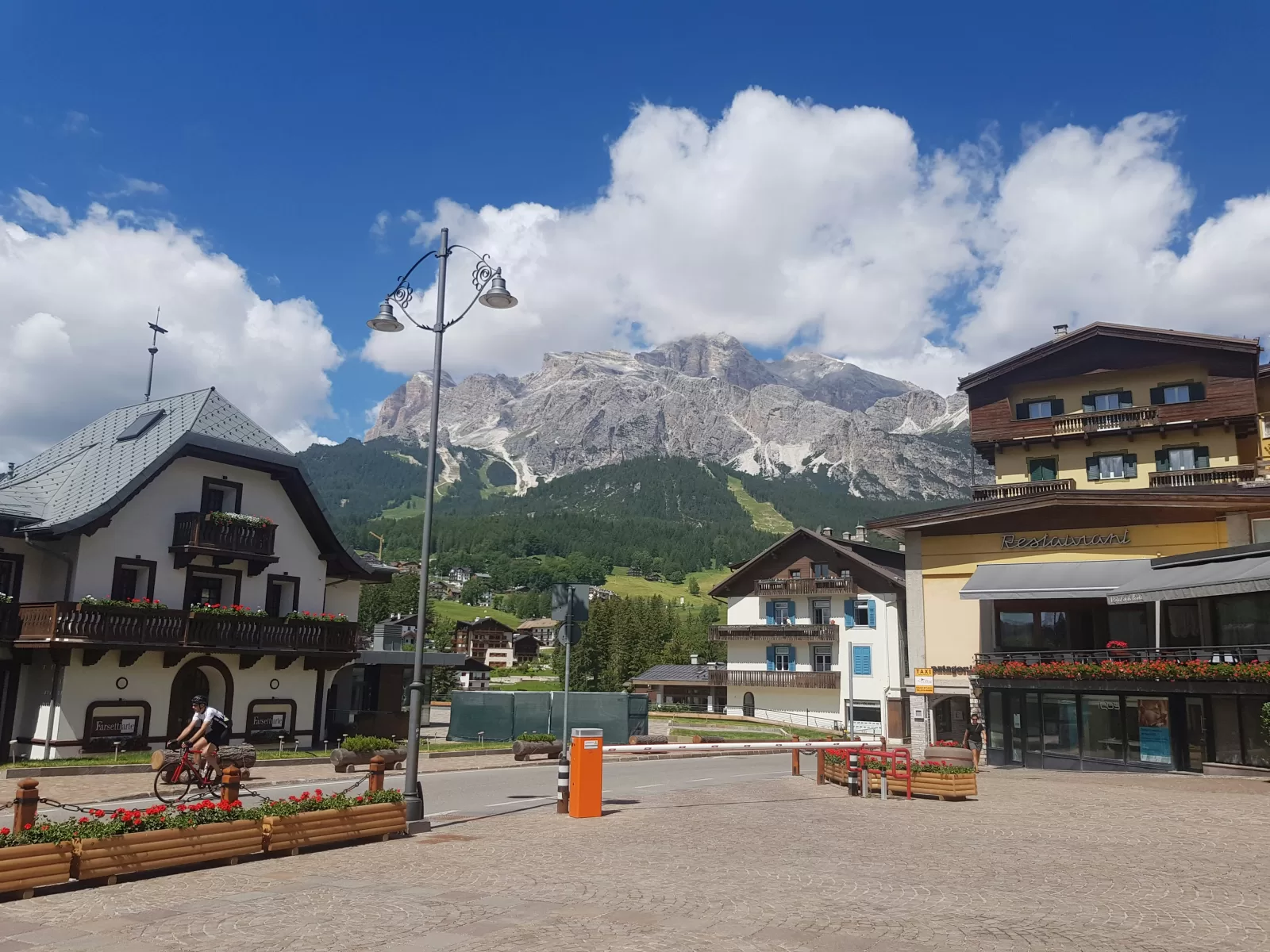 Cortina d'Ampezzo w Dolomitach, około 2 godzin jazdy autem od lotniska Treviso