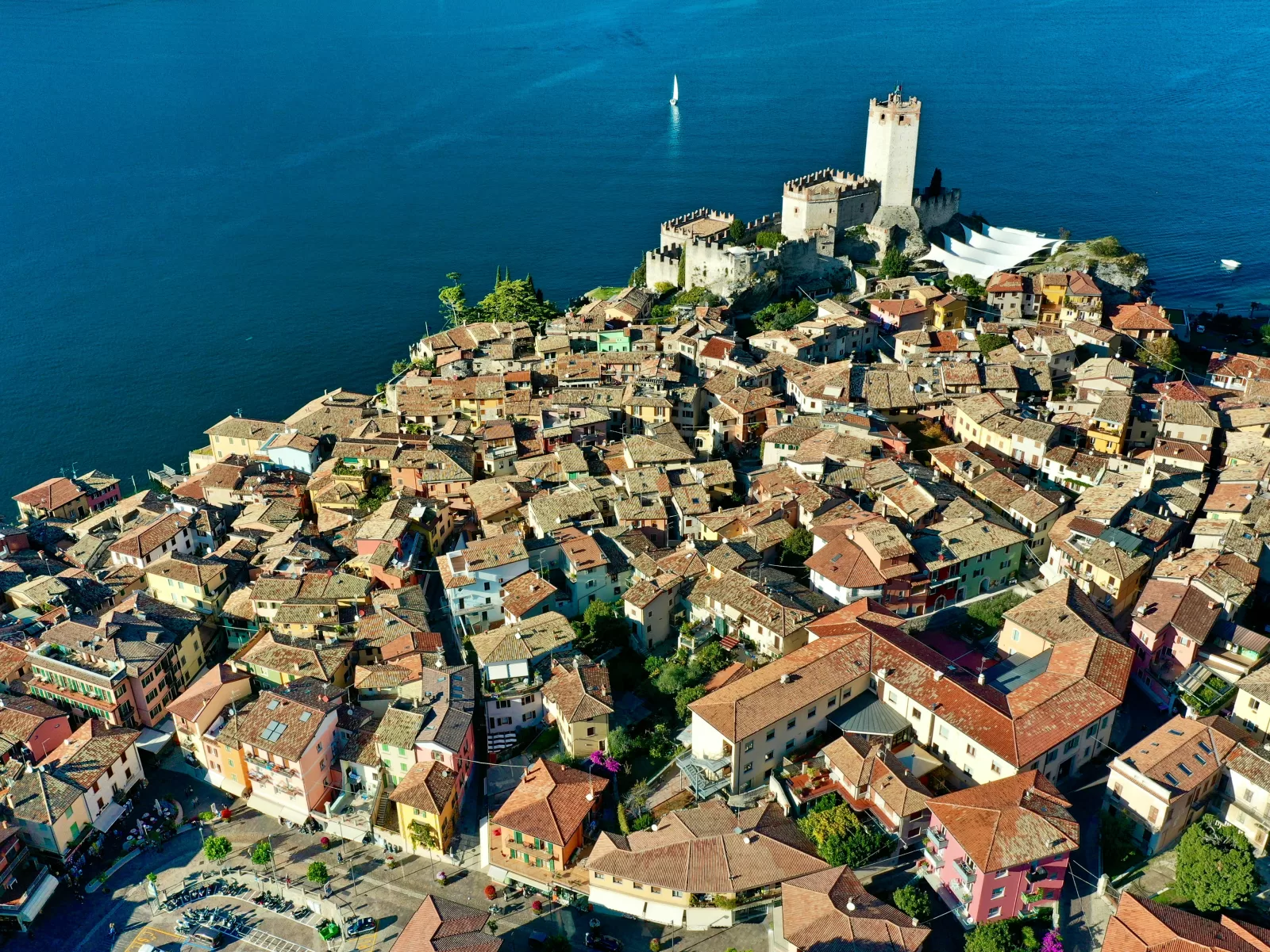 Malcesine z zamkiem na wschodnim brzegu jeziora Garda, około 63 km drogą od lotniska Werona