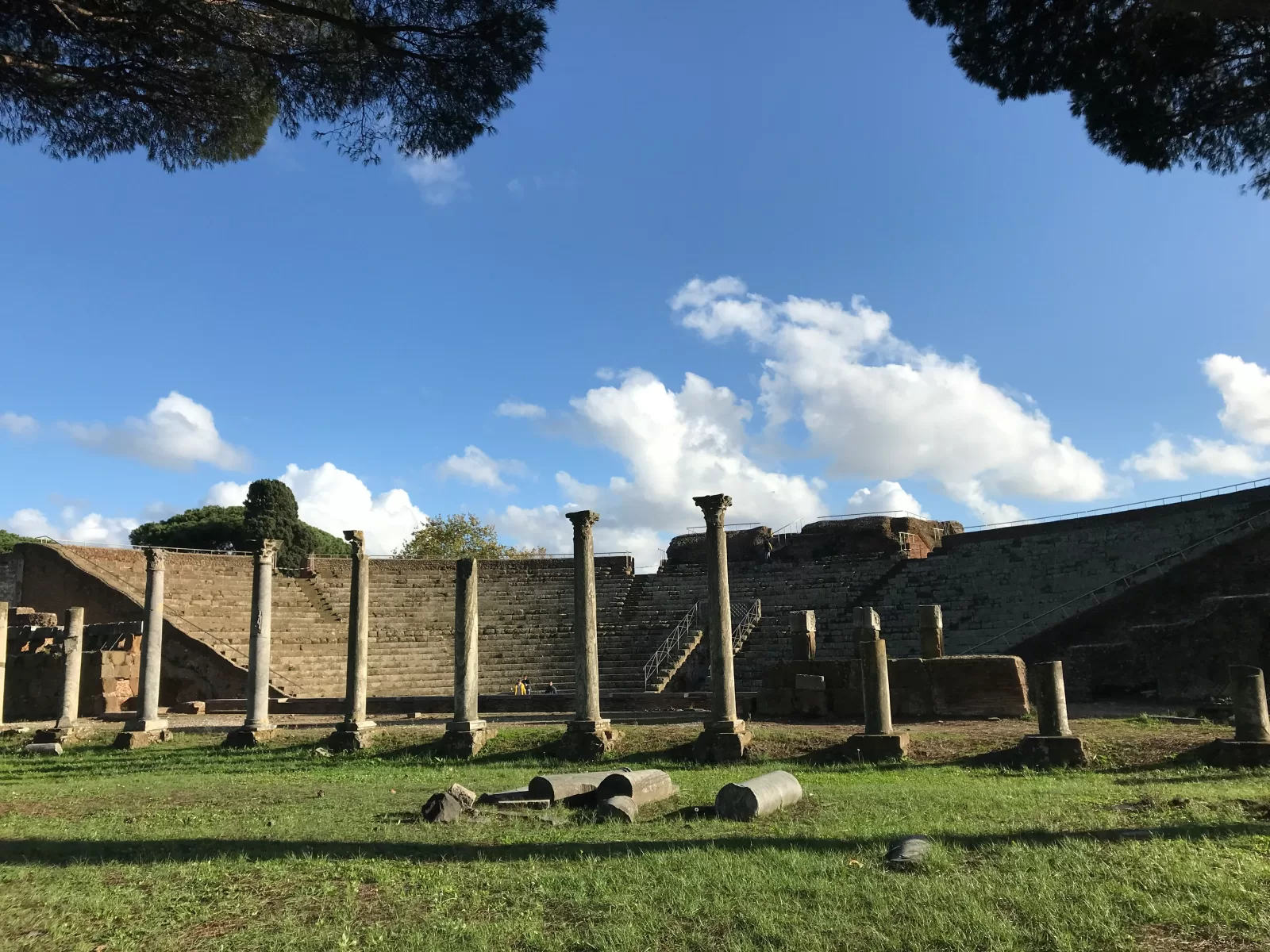 Ostia Antica romėnų teatras, maždaug 13 minučių kelio automobiliu nuo Romos Fiumicino oro uosto