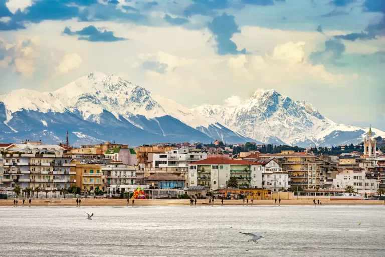 Pescara between the Adriatic Sea and the mountains of Abruzzo