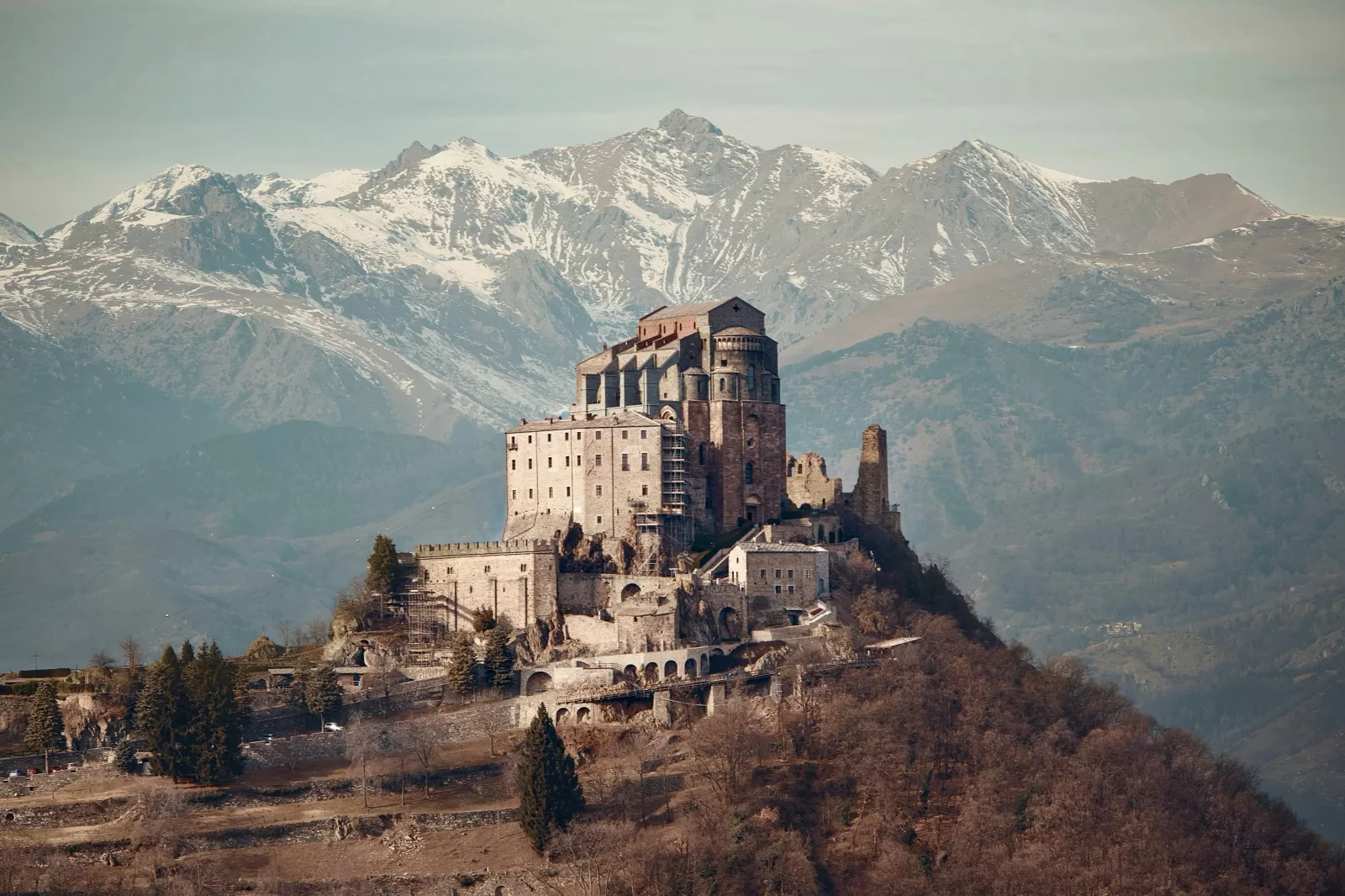 Sacra di San Michele virš Susa slėnio, maždaug 44 minutės kelio automobiliu nuo Turino oro uosto