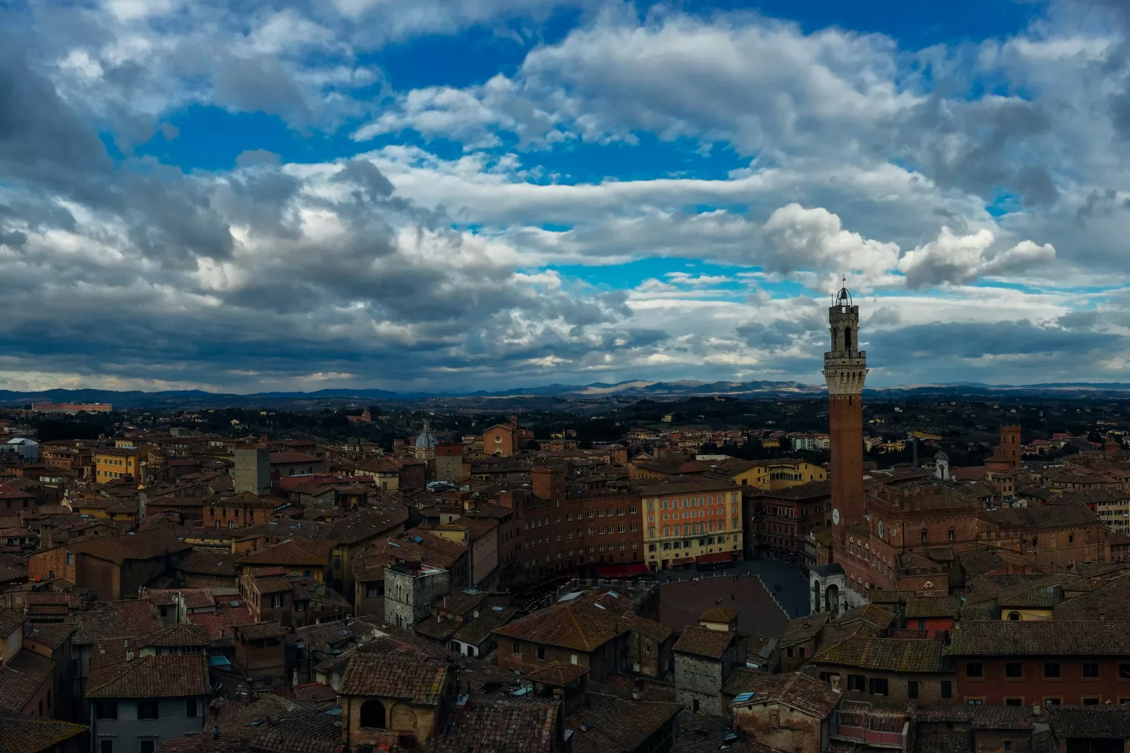 Sienos stogai ir Torre del Mangia bokštas, maždaug 1 valanda 15 minučių kelio automobiliu nuo Florencijos oro uosto